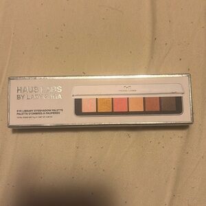 eyeshadow plate. never used
